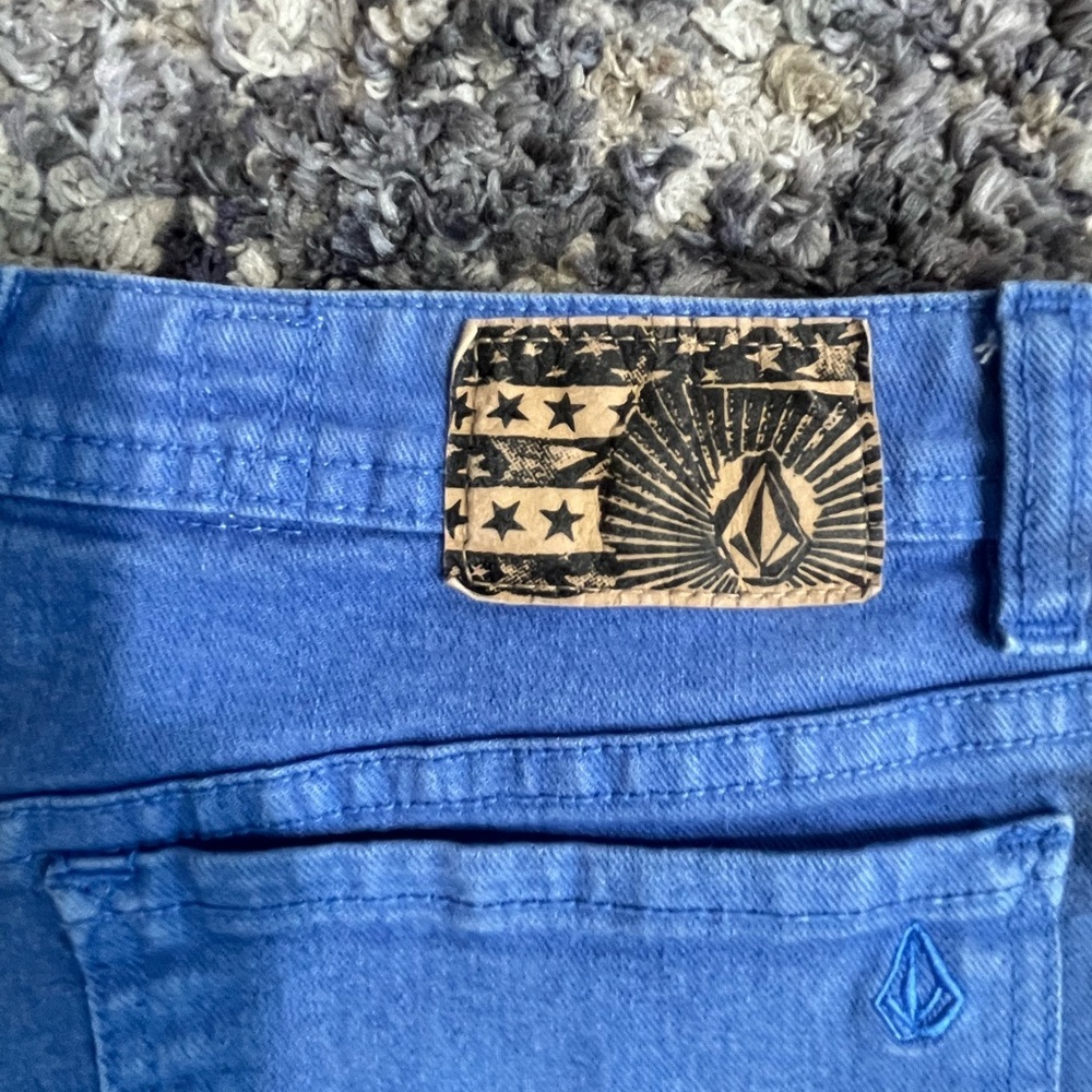 Woman's Volcom blue cutoff short shorts. 
Size 9
Inseam 2 inches
#volcom - Picture 5 of 9
